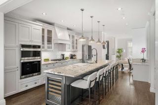 The Erlton Stylish 4BR Sleeps 11 Backyard - 9