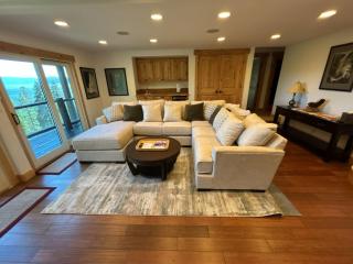 Luxury Lakeview Retreat - 9