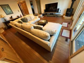 Luxury Lakeview Retreat - 7
