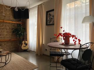 City Stay for 4 with Free Parking and Cozy Vibe - 0