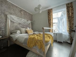 City Stay for 4 with Free Parking and Cozy Vibe - 1