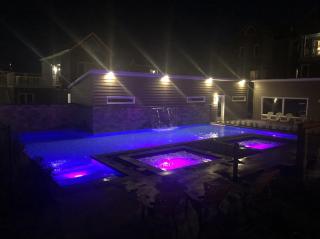 1BR Beaupré Condo Pool, Hot Tub, Arcade Sleep 4 - 9