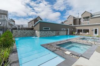 1BR Beaupré Condo Pool, Hot Tub, Arcade Sleep 4 - 7