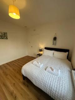 Bright 2 Bed Flat Oakley - 8