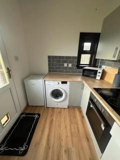 Bright 2 Bed Flat Oakley - 4