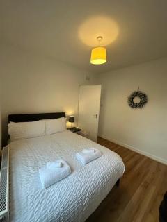 Bright 2 Bed Flat Oakley - 1