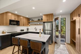Laurelwood Condominiums 405 - 7