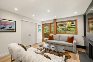 Laurelwood Condominiums 405 - 1