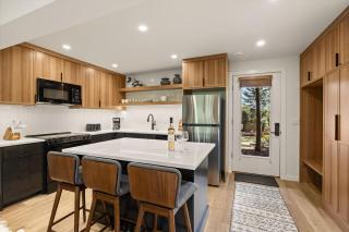 Laurelwood Condominiums 405 - 5