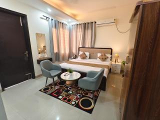 RoomIn-Premium Stay and Hotel - Noida - 4