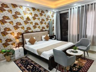 RoomIn-Premium Stay and Hotel - Noida - 8