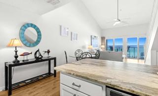 Stunning third-floor condo with balcony washer&dryer & pool - 3