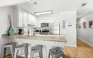 Stunning third-floor condo with balcony washer&dryer & pool - 1