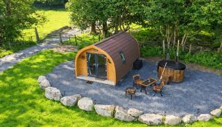 Cozy Romantic Mountain View Cabin with Hot Tub in Snowdonia - 0
