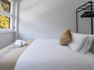 Luton Airport 2 Bed Flat | Families & Contractors - 1