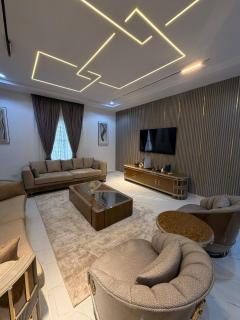 Large Contemporary 4-Bedroom Apartment - 8