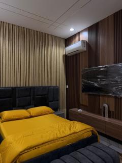 Large Contemporary 4-Bedroom Apartment - 6