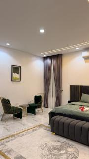 Large Contemporary 4-Bedroom Apartment - 3