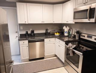 Redwood loft at Park Place King bed walk in closet fast WIFI and free coffee - 8