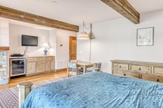 Lakefront getaway with Private beach access & balcony sleeps 6 - 1