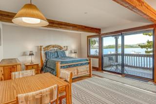 Lakefront getaway with Private beach access & balcony sleeps 6 - 2