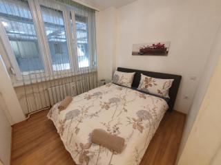 City Center Private Apartment near Astoria - 4
