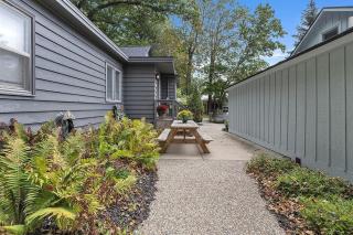 Screened porch pt water views hot tub walk to Saug - 7