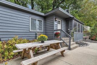 Screened porch pt water views hot tub walk to Saug - 4