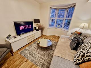 Stunning Spacious Serviced Apartment next to City Centre with Free Parking - Contractors & Relocators - 9