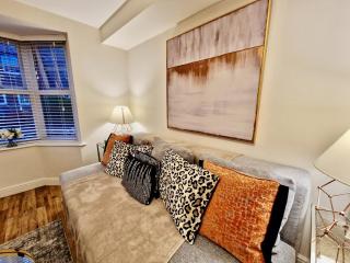 Stunning Spacious Serviced Apartment next to City Centre with Free Parking - Contractors & Relocators - 5