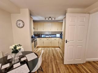 Stunning Spacious Serviced Apartment next to City Centre with Free Parking - Contractors & Relocators - 4