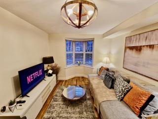 Stunning Spacious Serviced Apartment next to City Centre with Free Parking - Contractors & Relocators - 0