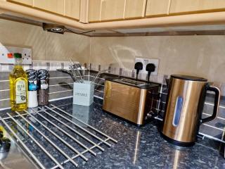 Stunning Spacious Serviced Apartment next to City Centre with Free Parking - Contractors & Relocators - 2