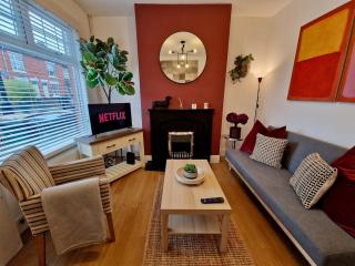 Cosy Luxury Home next to City Centre with Free Parking and Garden - Contractors & Relocators - 8