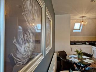 Chic Spacious Serviced Apartment next to City Centre with Free Parking - Contractors & Relocators - 7