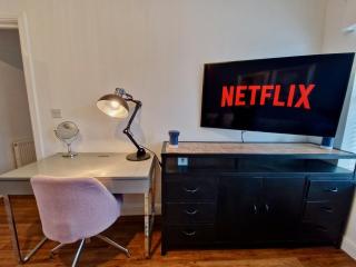Chic Spacious Serviced Apartment next to City Centre with Free Parking - Contractors & Relocators - 6