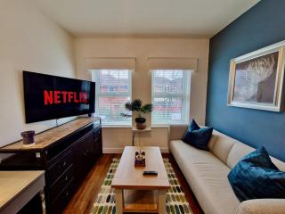Chic Spacious Serviced Apartment next to City Centre with Free Parking - Contractors & Relocators - 0
