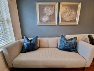 Chic Spacious Serviced Apartment next to City Centre with Free Parking - Contractors & Relocators - 5