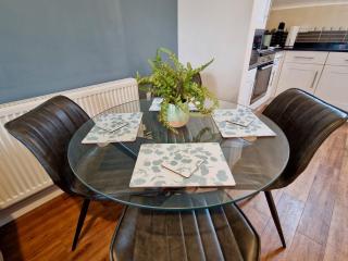 Chic Spacious Serviced Apartment next to City Centre with Free Parking - Contractors & Relocators - 3