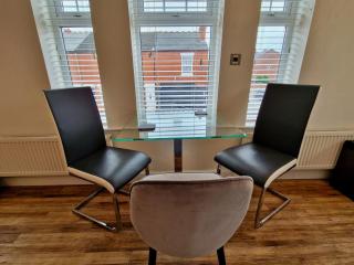 Spacious Spacious Serviced Apartment next to City Centre with Free Parking - Contractors & Relocators - 3