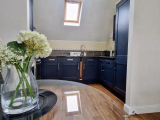 Trendy Spacious Serviced Apartment next to City Centre with Free Parking - Contractors & Relocators - 4