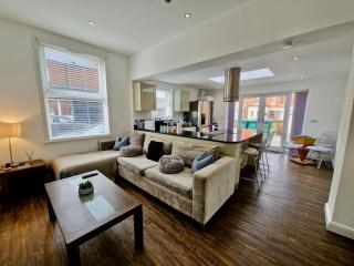 Contractor House - 6 Ensuite Rooms - Large Kitchen - 0