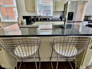 Contractor House - 6 Ensuite Rooms - Large Kitchen - 8