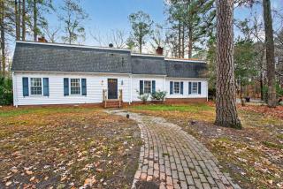 Lakefront Haven - Sunroom, Deck, Near Hospital - 4