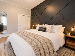 Jennifer's Stylish & Modern Broadway Getaway - 3