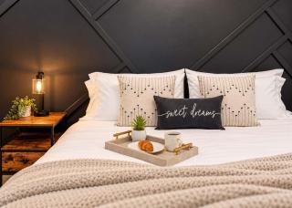 Jennifer's Stylish & Modern Broadway Getaway - 5