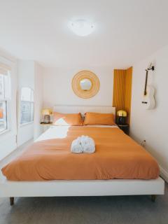 Beautiful modern 2Bdr sunny home with French decor - 7