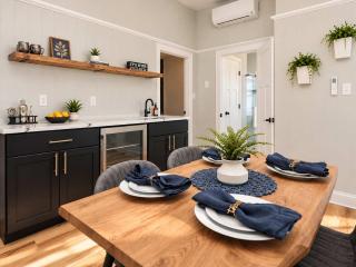 Jennifer's Stylish & Modern Broadway Getaway - 1
