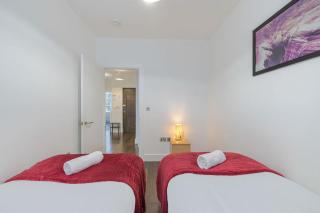 Contemporary 3BR Near City Centre, FREE Parking - 2