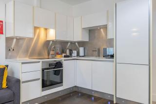 Contemporary 3BR Near City Centre, FREE Parking - 9